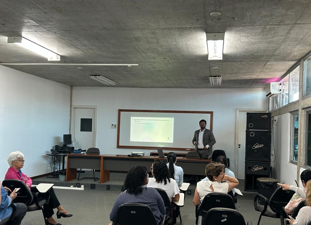 Formação Técnica, para a Equipe de Saúde interna: Médicas(os), Enfermeiras(os) e Assistente Social